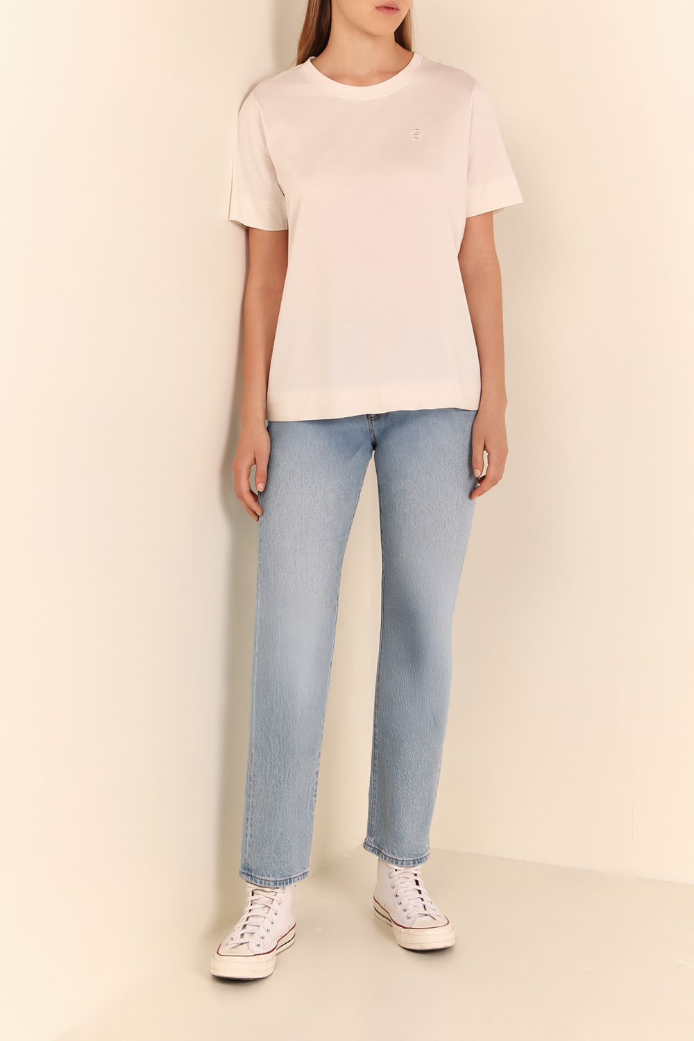 תמונת כל הלוק של חולצת טי